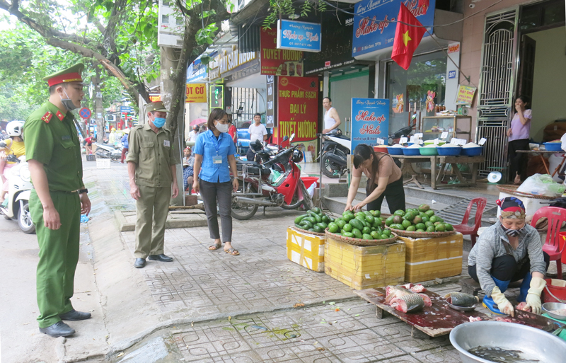  Công an phường Trưng Vương và các lực chức năng  của phường tuần tra, kiểm soát, nhắc nhở các trường hợp lấn chiếm vỉa hè, lòng đường gây mất an toàn giao thông, mỹ quan đô thị dọc tuyến đường Bến Oánh, cạnh chợ Thái.