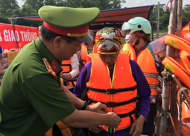  Hướng dẫn cách sử dụng áo phao cho người tham gia giao thông đường thuỷ nội địa tại bến đò Chã, xã Đông Cao, T.X Phổ Yên.