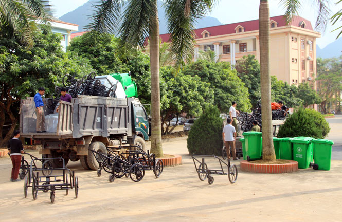  Phòng Tài nguyên và Môi trường huyện Định Hóa vận chuyển thiết bị thu gom rác thải để hỗ trợ các xã chưa đạt chuẩn tiêu chí môi trường trên địa bàn huyện.
