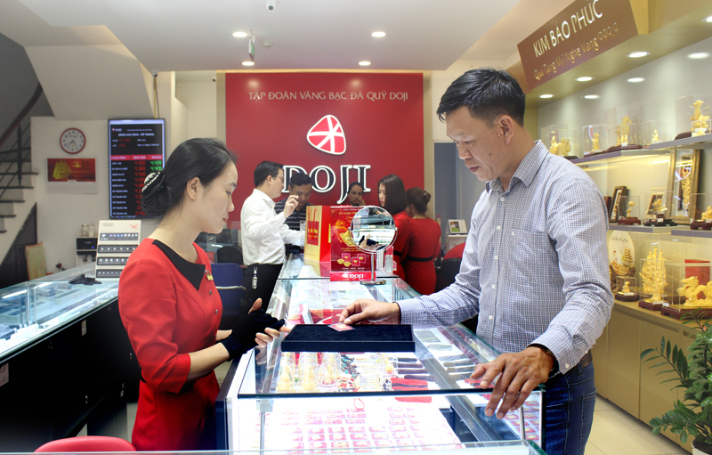  Tuy số lượng khách đến giao dịch không nhiều nhưng số lượng bán ra của nhiều cơ sở kinh doanh vàng trên địa bàn tỉnh trong 1 tuần trở lại đây tăng đáng kể.