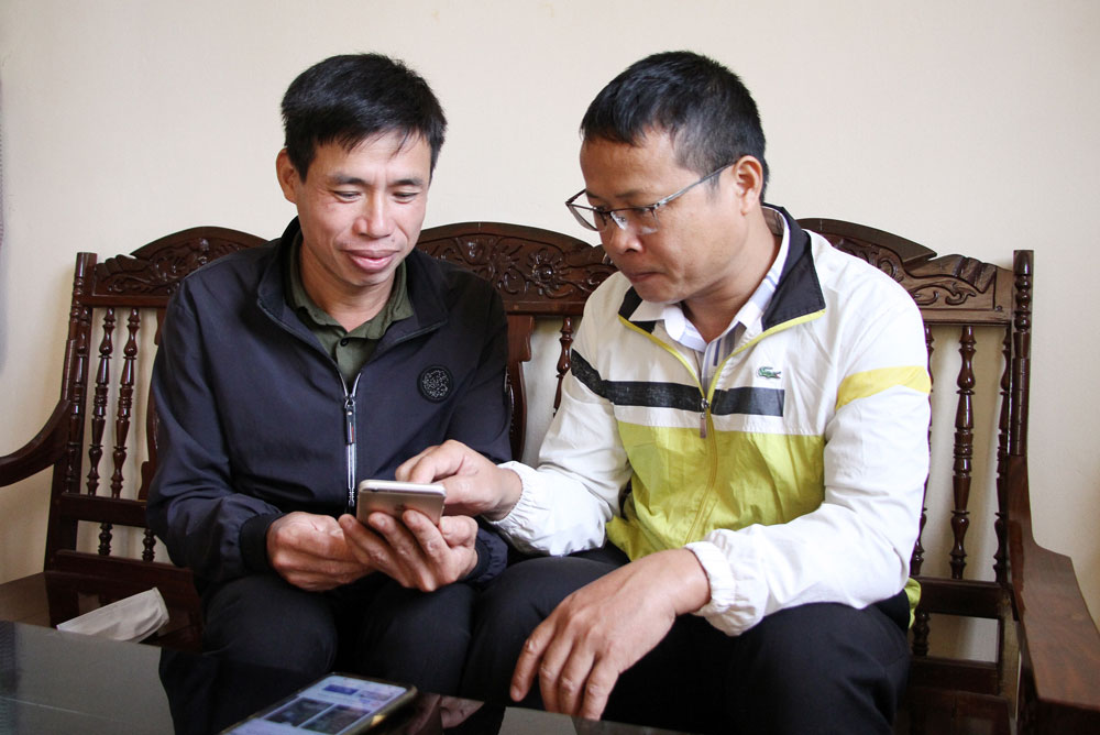  Anh Phạm Đắc Nghiêm, Trưởng xóm Phú Nam 3, xã Phú Đô (Phú Lương) đang được cán bộ xã hướng dẫn sử dụng một số ứng dụng như PC-Covid; C- ThaiNguyen… để về hướng dẫn người dân trong xóm.