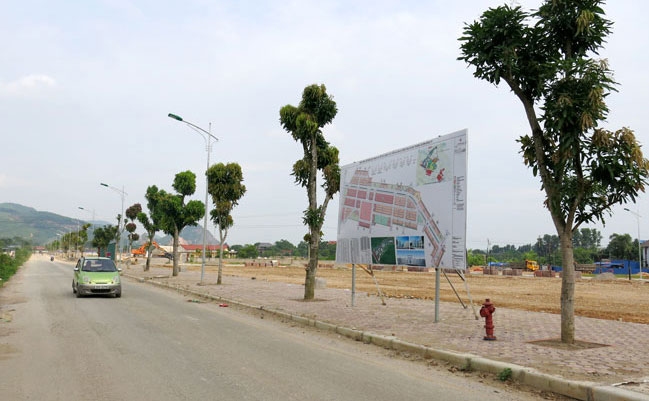  Năm nay, Công ty CP Đầu tư phát triển và Thương mại BCD tiếp tục đăng ký đầu tư các dự án về hạ tầng đô thị. Trong ảnh: Một dự án khu đô thị đang được Công ty triển khai tích cực tại xã Hóa Thượng (Đồng Hỷ)