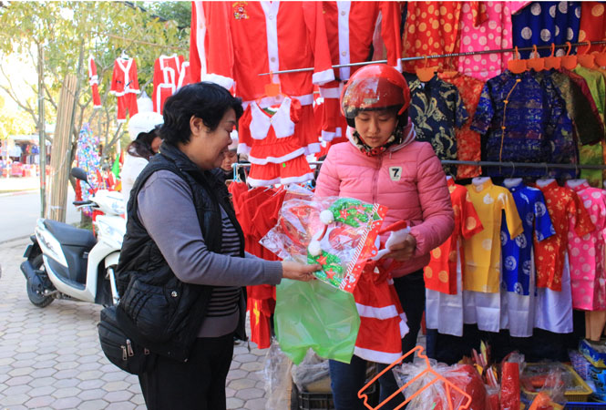  Vào thời điểm này, tại cửa hàng Thái Hạnh, đường Bến Tượng, phường Trưng Vương có rất ít khách đến mua các mặt hàng phục vụ Lễ Giáng Sinh
