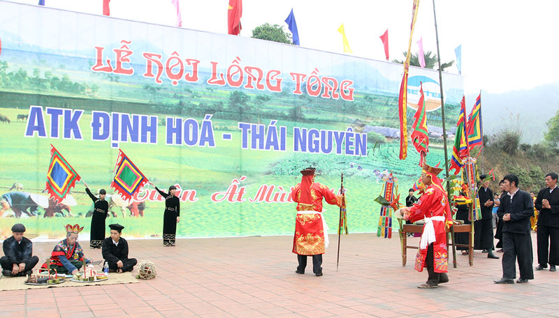 Các thày tào (thầy mo)  tiến hành nghi lễ cầu mùa cầu phúc.