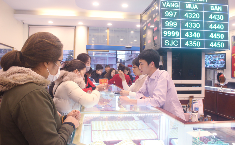  Mặc dù so với các cửa hàng kinh doanh khác, Tiệm vàng Quý Tùng, trên đường Lương Ngọc Quyến và Hoàng Văn Thụ T.P Tái Nguyên tập trung khá đông khách hàng trong ngày Vía thần tài, song so với mọi năm, năm nay giảm khoảng 30-40%.