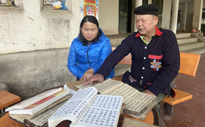  Nghệ nhân Ưu tú Bàn Đức Báo dạy chữ nôm Dao cho người dân xã Quân Chu.