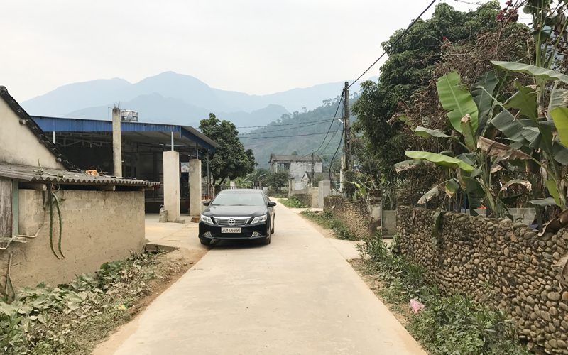  Được Nhà nước hỗ trợ xi măng, người dân xóm Quyết Thắng, xã Yên Lãng (Đại Từ) đã đóng góp tiền và công lao động để đổ bê tông con đường vào xóm dài trên 1km.