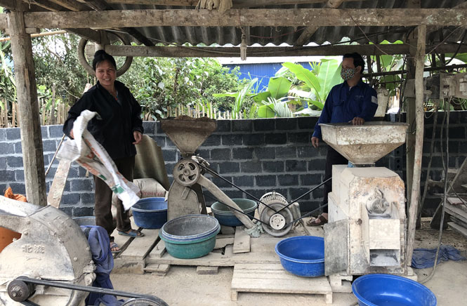  Gia đình anh Nguyễn Trọng Luyến, Bí thư Chi bộ xóm Na Pháng mở dịch vụ xay xát phục vụ bà con trong xóm, tăng thêm thu nhập.