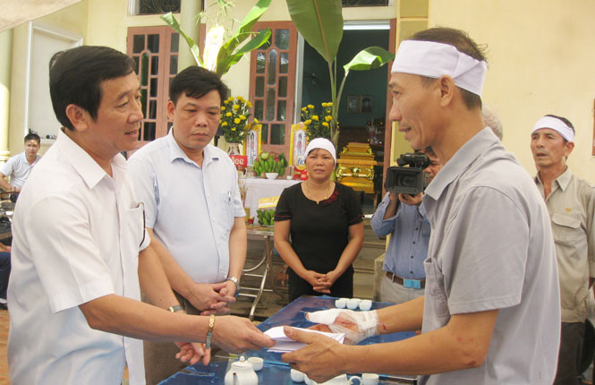  Lãnh đạo huyện Phú Bình trao tiền hỗ trợ cho ông Nguyễn Văn Bích có vợ bị đâm chết.