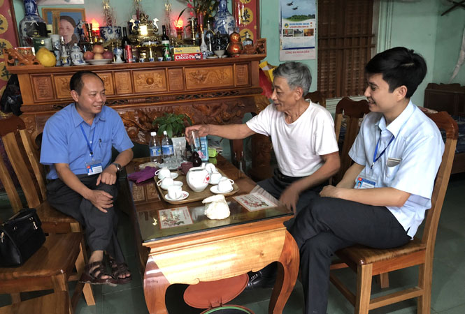  Ông  Đặng Thành Đắc (người ngồi giữa) trò chuyện với các đồng chí lãnh đạo xã Tiên Hội (Đại Từ).