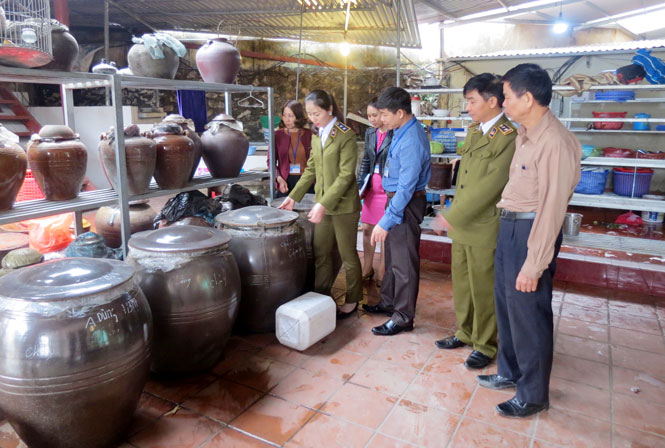  Lực lượng QLTT phối hợp với các ngành chức năng, địa phương kiểm tra mặt hàng rượu tại Nhà hàng Lẩu ngon số 1, phường Phan Đình Phùng, T.P Thái Nguyên.