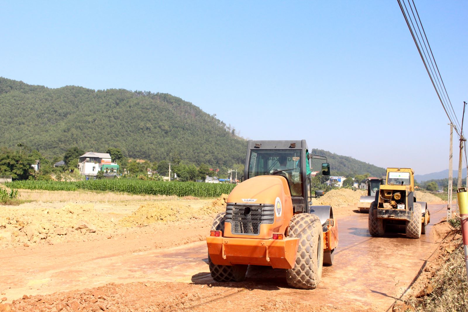 Đơn vị thi công đang đẩy nhanh tiến độ xây dựng Điểm dân cư nông thôn xóm Duyên, xã Ký Phú (Đại Từ).