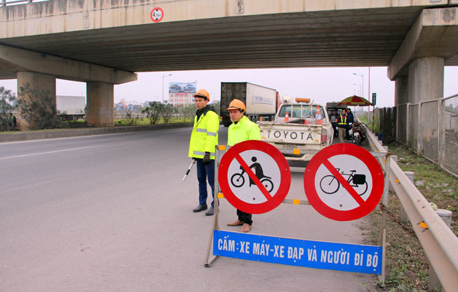  Nhân viên của Công ty CP tư vấn đầu tư và xây dựng công trình Bắc Nam làm nhiệm vụ chốt trực đảm bảo an toàn giao thông tại khu vực nút giao Yên Bình (Phổ Yên)