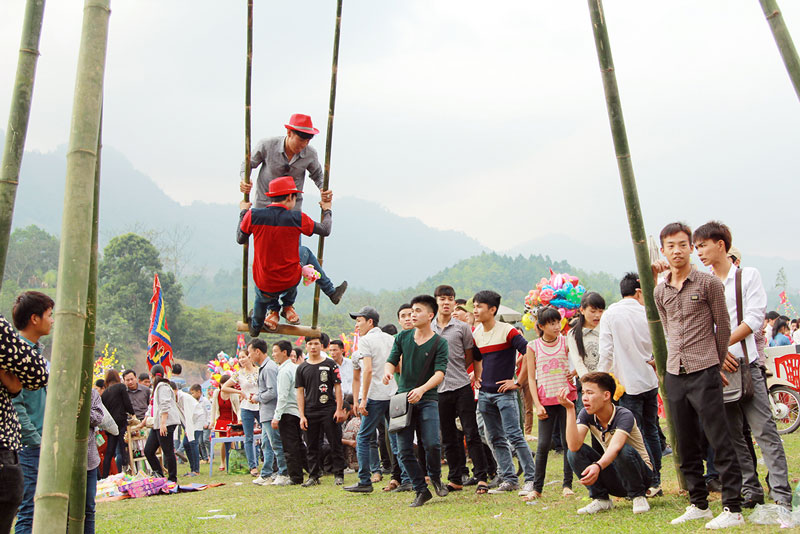 Nam thanh, nữ tú cùng nhau chơi đánh đu.