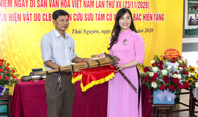  Đại diện thành viên Câu lạc bộ Nghiên cứu, sưu tầm cổ vật Việt Bắc hiến tặng hiện vật cho Bảo tàng tỉnh.