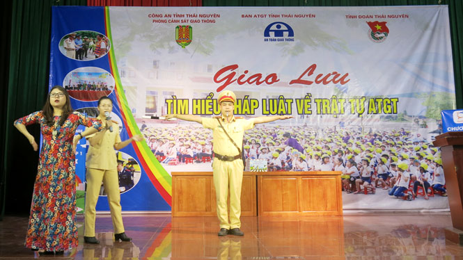  Một buổi tuyên truyền tìm hiểu pháp luật và trật tự an toàn giao thông do các ngành chức năng phối hợp tổ chức.