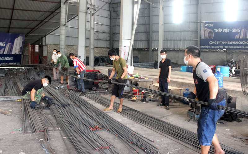  Công ty TNHH Thương mại Vân Cường (phường Gia Sàng, T.P Thái Nguyên) là một trong số 115 khách hàng doanh nghiệp đã được BIDV giảm lãi suất đối với dư nợ đang vay. Trong ảnh: Bốc xếp hàng hóa tại Công ty.