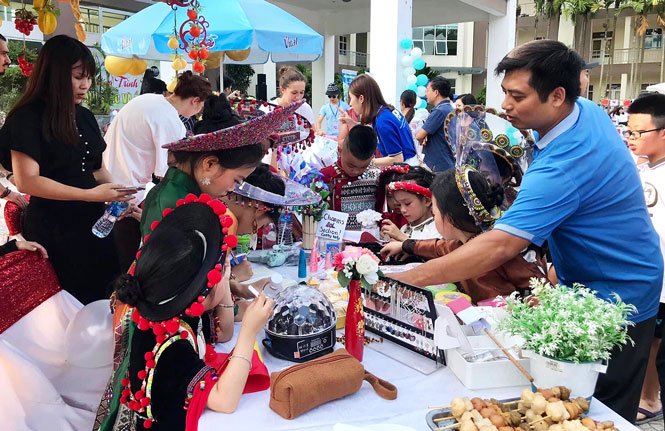  Phiên chợ trực tiếp NOLA Flea Market thu hút hàng trăm lượt giao dịch, tạo sự quan tâm của sinh viên và doanh nghiệp.