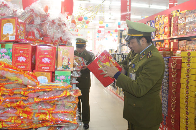  Lực lượng Quản lý thị trường T.X Phổ Yên kiểm tra hàng hóa bày bán tại Siêu thị Lan Chi mart.
