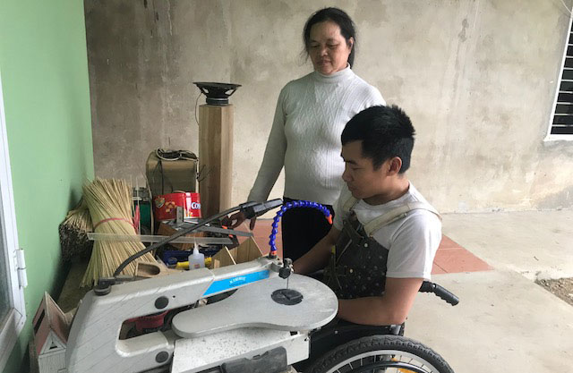 Bà Đinh Thị Thương bên con trai nuôi Phạm Văn Hảo.