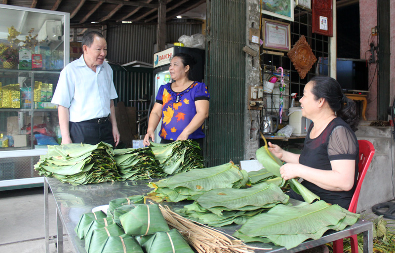  Ông Bùi Quang Huân, Chủ tịch Hiệp hội LN tỉnh thăm, động viên người dân LN Bánh chưng Bờ Đậu.