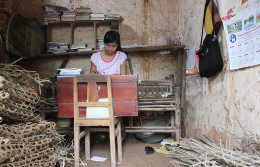  Không có bàn ngồi học, 2 chị em Sang phải học trên chiếc hòm gỗ, nhưng thành tích đạt được rất đáng để các bạn cùng trang lứa học tập...