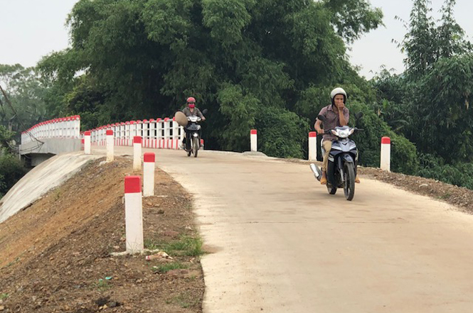 Hai năm gần đây, nhiều công trình phúc lợi trên địa bàn huyện Phú Lương được xây dựng đạt chuẩn nông thôn mới, trong đó có phần đóng góp công sức, tiền của của nhân dân. Trong ảnh: Cầu Làng Cọ (Phấm Mễ) có chiều dài 42m, rộng 3,5m  mới được đưa vào sử dụng, tạo thuận lợi trong giao thông đi lại cho người dân.