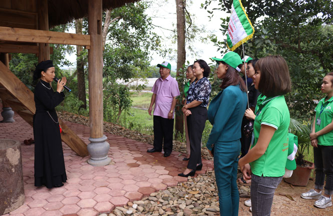  Đoàn kiểm tra tham gia thực nghiệm tour du lịch đặc trưng cho giá trị văn hóa dân gian của Thái Nguyên tại Khu bảo tồn Làng nhà sàn sinh thái Thái Hải (T.P Thái Nguyên).