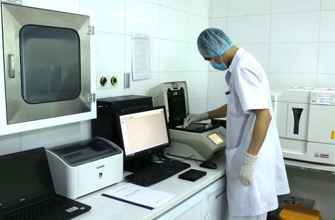  Kỹ thuật viên của Khoa Miễn dịch - Di truyền phân tử (Bệnh viện Trung ương Thái Nguyên) thực hiện xét nghiệm chẩn đoán các trường hợp âm tính, dương tính với SARS-Cov-2. 
