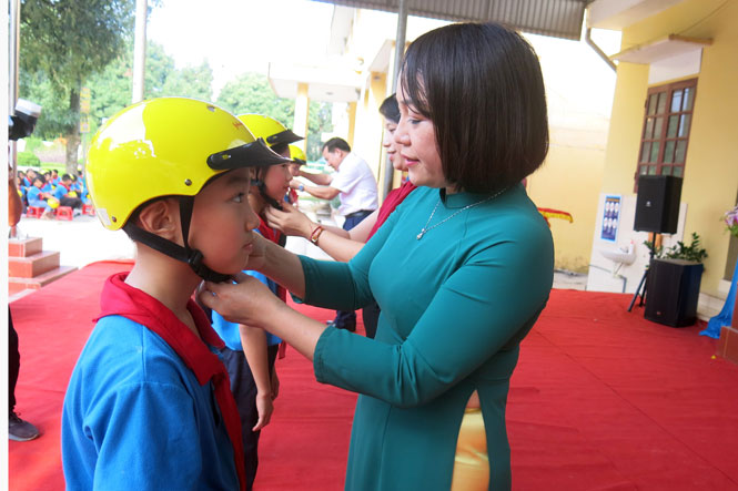  Các đại biểu trao tặng mũ bảo hiểm cho học sinh Trường Tiểu học Giang Tiên (Phú Lương.