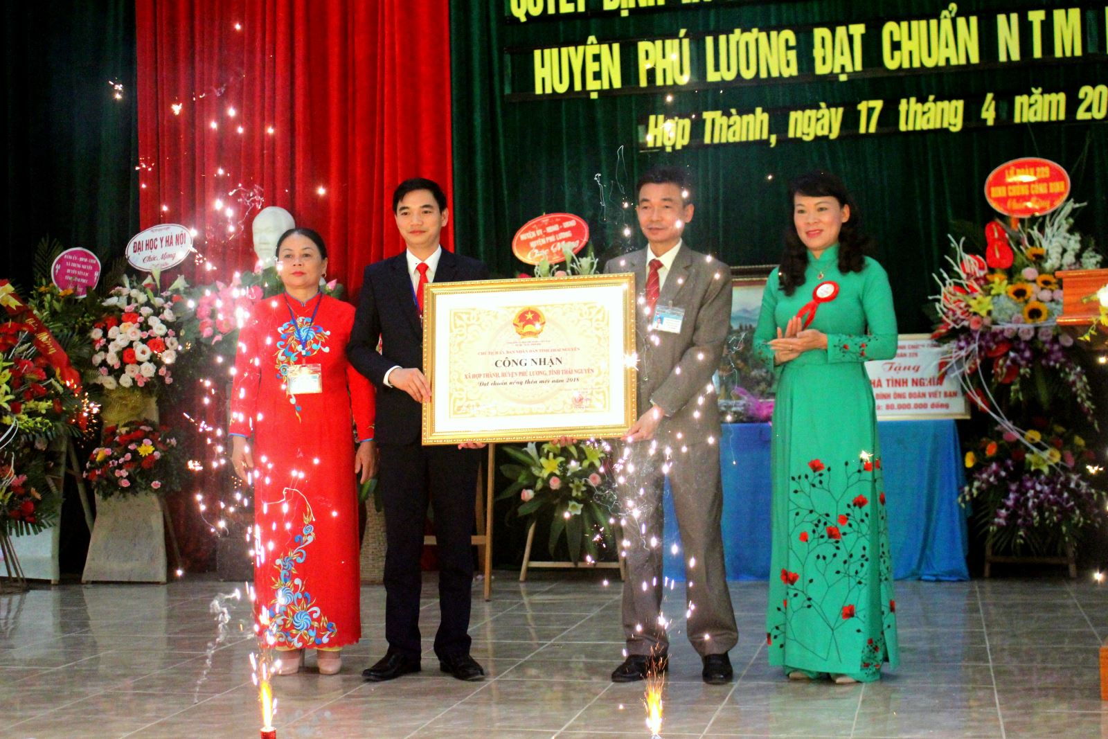  Đại diện lãnh đạo xã Hợp Thành đón Bằng công nhận xã đạt chuẩn Nông thôn mới năm 2018.