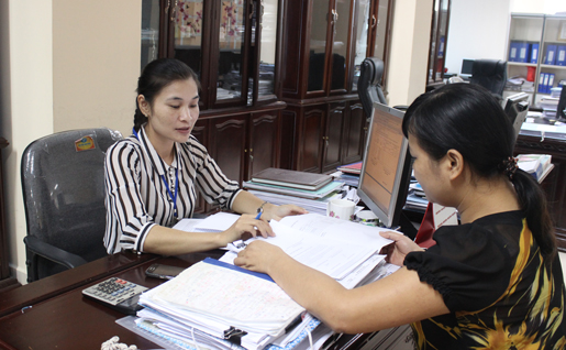  Chị Tạ Thị Thanh (người mặc áo kẻ) luôn sẵn sàng giúp đỡ, giải đáp thắc mắc về lĩnh vực mình đang phụ trách cho cán bộ các chi cục thuế và DN.