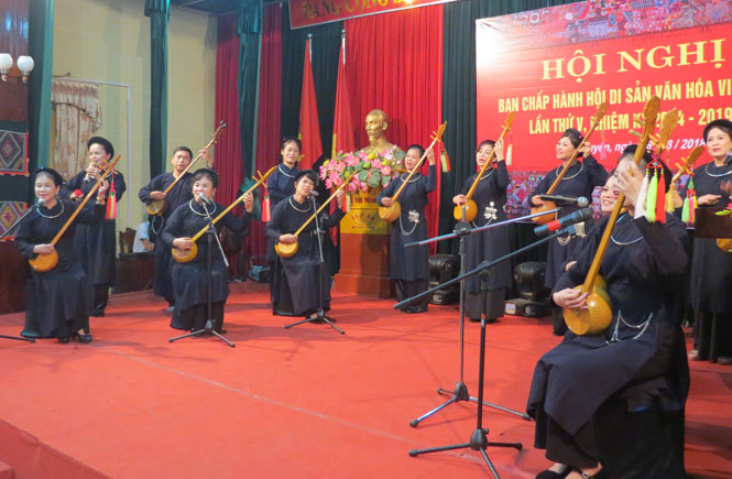  Anh Phạm Văn Quang biểu diễn cùng các học viên Câu lạc bộ Điệu khúc Ngũ Cung, Hà Nội tại Bảo tàng Văn hóa các dân tộc Việt Nam.
