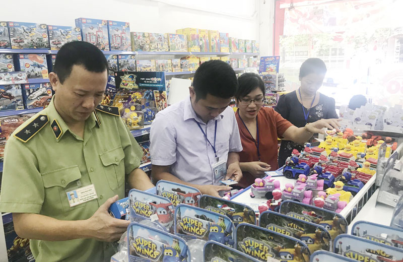  Lực lượng chức năng kiểm tra xuất xứ sản phẩm đồ chơi tại cửa hàng Mykingdom, nằm trên đường Lương Ngọc Quyến (T.P Thái Nguyên).