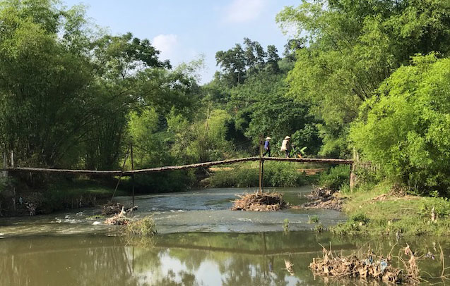  Hằng ngày, người dân phải đi qua cây cầu tạm rất nguy hiểm.