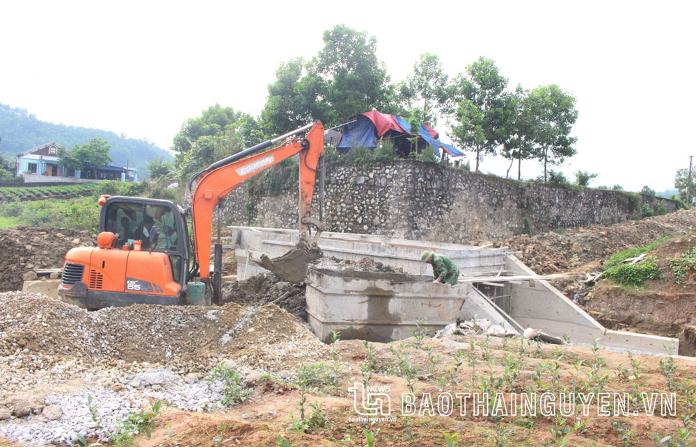  Thi công tràn liên hợp xóm 9 đi xóm 10, xã Tân Linh.