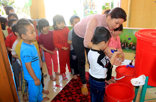 Cô giáo Nguyễn Thị Kim Thoa, giáo viên chủ nhiệm lớp Mẫu giáo A1, Trường Mầm non Động Đạt (Phú Lương) hướng dẫn học sinh cách rửa tay trước giờ ăn.