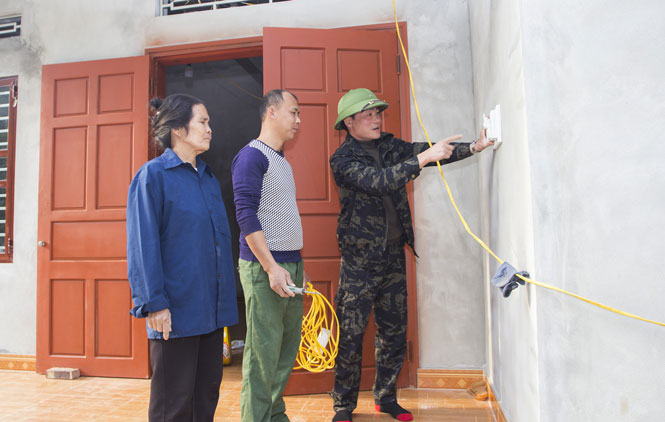  Với sự hỗ trợ của nhà hảo tâm, chính quyền xã, xóm, bà Mông Thị Bích ở xóm Cao Lầm, xã Phú Thượng (Võ Nhai) đã được ở trong ngôi nhà mới và thoát nghèo trong năm 2020.Trong ảnh:Bà con trong xóm Cao Lầm giúp bà Bích hoàn thiện hệ thống điện cho căn nhà mới.