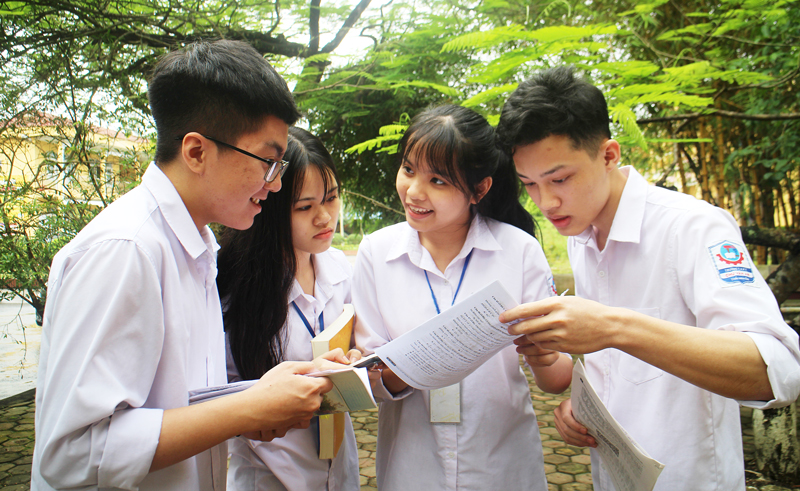  Học sinh lớp 12 Trường THPT Chu Văn An tìm hiểu phương án tuyển sinh các trường đại học.