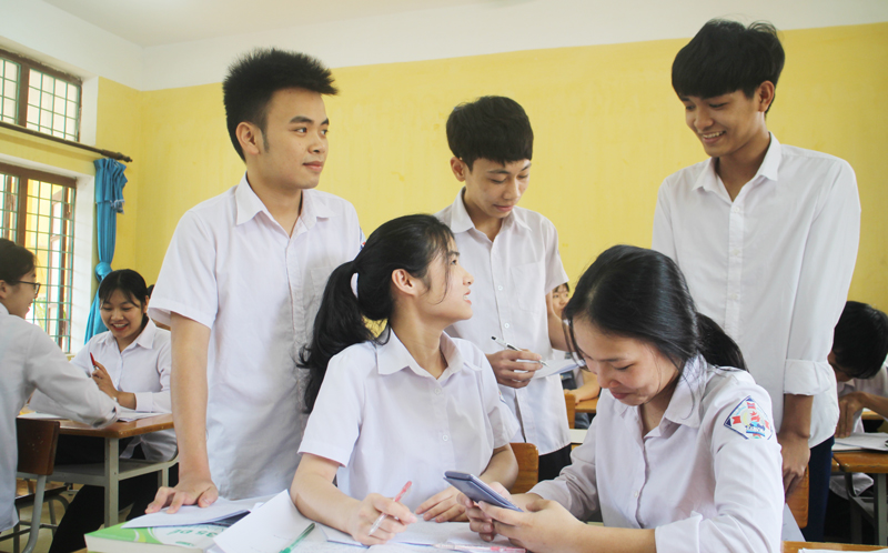 Học sinh lớp 12 Trường THPT Định Hóa tìm hiểu về điều kiện tuyển sinh đại học, cao đẳng năm 2020.