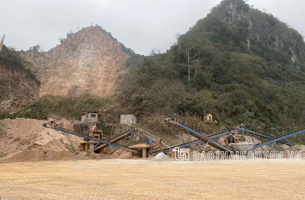  Hoạt động khai thác tại Mỏ đá Làng Mới gây ô nhiễm môi trường và mất an toàn giao thông diễn ra gần 10 năm nay chưa được giải quyết dứt điểm.