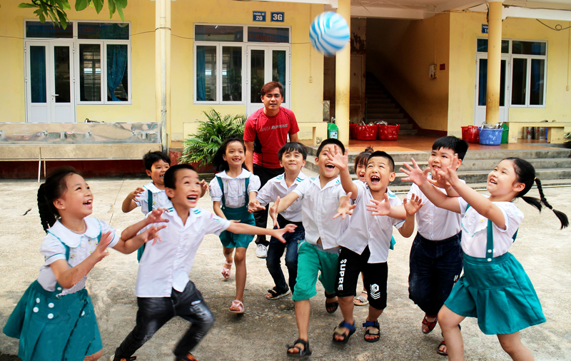  Vui chơi là nhu cầu của mỗi em nhỏ. Trong ảnh: Học sinh Trường Tiểu học Nguyễn Viết Xuân (T.P Thái Nguyên) trong giờ giải lao.