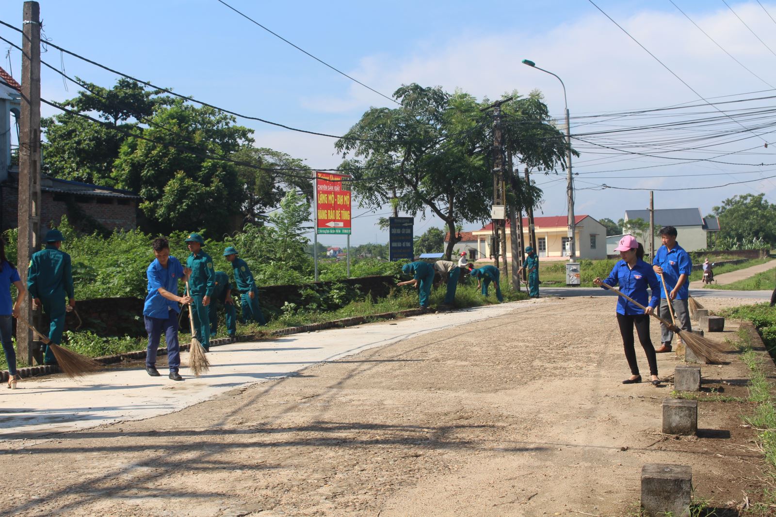  Cùng với người dân các xóm, Đoàn Thanh niên xã Đắc Sơn cũng thường xuyên tổ chức dọn dẹp, chỉnh trang các tuyến đường giao thông nhằm tạo cảnh quan xanh - sạch - đẹp.