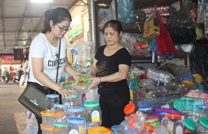  Tại chợ Ba Hàng, phường Ba Hàng (T.X Phổ Yên), các tiểu thương đã quan tâm hơn đến việc bày bán các sản phẩm được sản xuất trong nước. Trong ảnh: Cửa hàng bán đồ gia dụng của bà Nguyễn Thị Thanh hầu hết các sản phẩm đều được nhập bởi các công ty, doanh nghiệp do Việt Nam sản xuất.