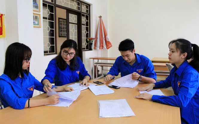 Mã Thị Hiệp (thứ hai từ trái sang) cùng cán bộ đoàn viên trong khoa lên kế hoạch tổ chức hoạt động Đoàn trong Tháng Thanh niên.