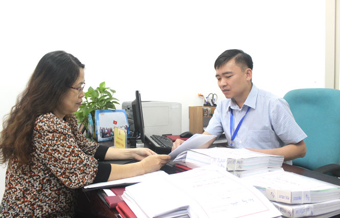  Anh Hà Quốc Thái trao đổi công việc với cán bộ quản lý trong Phòng.