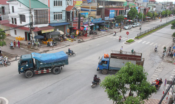  út giao giữa Quốc lộ 3 cũ và đường Phú Xá, đường vào Khu dân cư Nam Đại học Kỹ thuật công nghiệp chưa có đèn tín hiệu giao thông, tình trạng giao thông lộn xộn và tiềm ẩn nhiều nguy cơ xảy ra tai nạn.