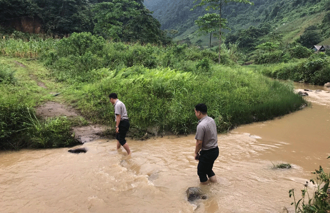  Cán bộ Chi cục Thi hành án huyện Võ Nhai phải lội suối, băng rừng để gặp đối tượng thi hành án dân sự để tuyên truyền, thuyết phục.
