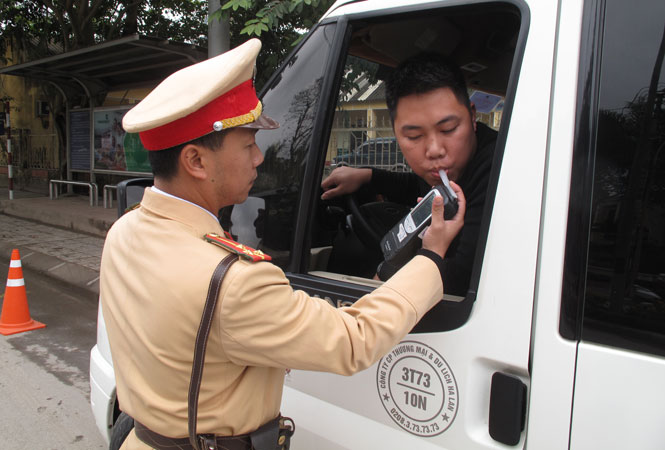  Lực lượng CSGT Công an T.P Thái Nguyên kiểm tra nồng độ cồn.