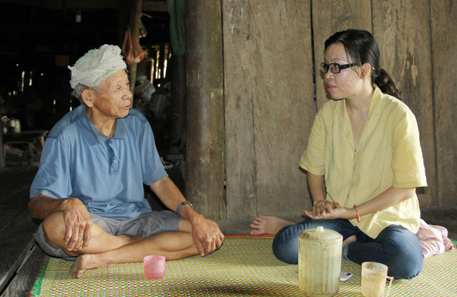  Ông Vương Văn Tiên kể về những ngày đầu di cư đến Bản. 
